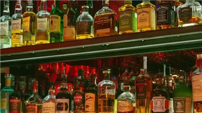 خبراء يحذرون: الإقلاع المفاجئ عن الكحول قد يكون قاتلًا