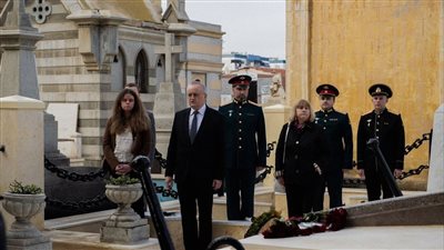 السفارة الروسية بالقاهرة تعقد مراسم وضع إكليل الزهور على قبور البحارة الروس في بور سعيد