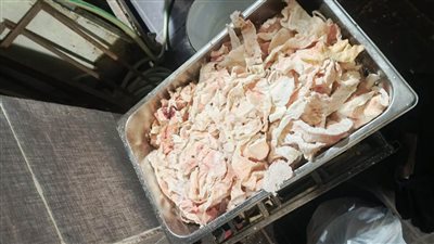 إغلاق مخزن لضبط لحوم ودواجن منتهية الصلاحية في أسوان