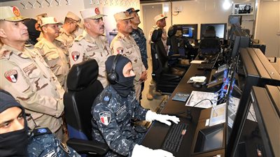 وزير الدفاع يتفقد قاعدة الإسكندرية البحرية ويلتقي عددا من المقاتلين