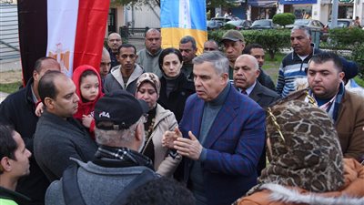 للتأكد من الالتزام بالأسعار.. محافظ الإسكندرية يتفقد سوق اليوم الواحد للتجار في الورديان 