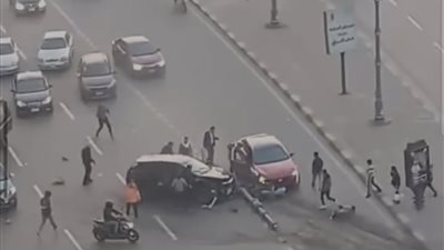 تصادم 4 سيارات وسقوط عمود إنارة في طريق سبورتنج بالإسكندرية