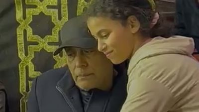 جبر بخاطرها.. أحمد بدير يلتقط صورة سيلفي مع فتاة في عزاء شقيقته