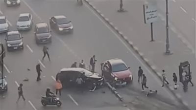 أدى لسقوط عمود إنارة.. تفاصيل حادث تصادم 4 سيارات ودراجة بخارية بالإسكندرية| بث مباشر 
