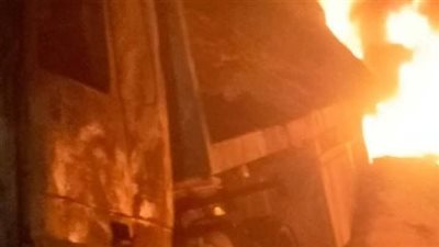 تحمل 50 طن أسمدة.. السيطرة على حريق نشب بسيارة نقل ثقيل بالوادي الجديد| بث مباشر