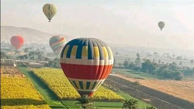 استقرار الأجواء في الأقصر رغم تحذيرات الأرصاد.. و60 رحلة بالون تزين السماء