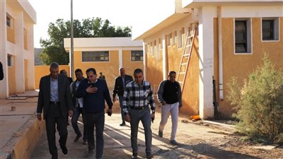 تأكيدًا لحل أزمة انقطاع المياه.. محافظ أسوان يتفقد تركيب المواتير والطلمبات الجديدة بالمحمودية