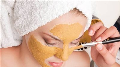 ماسك الكركم والنشا لتفتيح البشرة والتخلص من تجاعيدها.. الماسك الذهبي الخارق