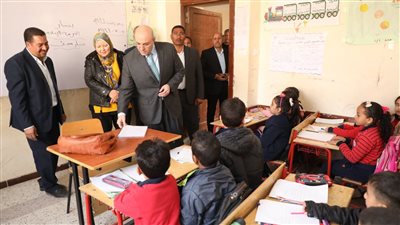 محافظ بني سويف يتابع سير العملية التعليمية ببعض الصفوف