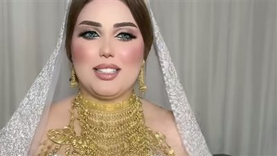 من التاج للفستان.. عروس تثير الجدل بسبب ارتدائها كمية كبيرة من الذهب خلال زفافها