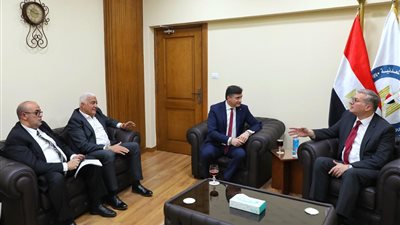 وزير البترول يبحث استعدادات بدء تنمية حقل نرجس بالبحر المتوسط