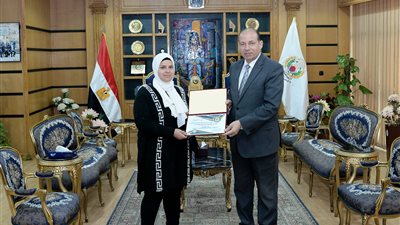 أعادت مشغولات ذهبية.. رئيس جامعة المنصورة يكرم معاونة خدمة بكلية التمريض لأمانتها