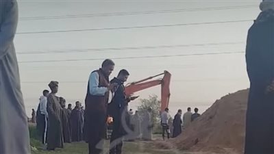 لحظة انتشال جثمان شاب انهار عليه بئر خلال التنقيب عن الآثار بقنا | فيديو