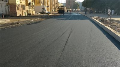 استمرار أعمال الرصف بطريق كسر الحجر في أسوان وتوقيع غرامات على مخالفات الإشغالات 