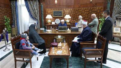 تنفيذًا لتوجيهات شيخ الأزهر.. صرف إعانة شهرية وأثاث منزلي ودراجة بخارية لـ أم عبد المنعم