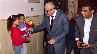 مقدما لهم الهدايا.. محافظ الأقصر يهنئ أطفال الجمعيات والقيادات الكنسية بعيد الميلاد المجيد