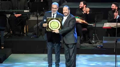 مدحت العدل يهدي درع جمعية المؤلفين لـ اسم الراحل أحمد الحجار في حفل مشروع 100 سنة غُنا