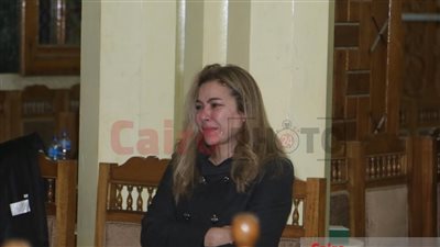 بحضور نجوم الفن.. انهيار ألفت عمر في عزاء والدها| صور