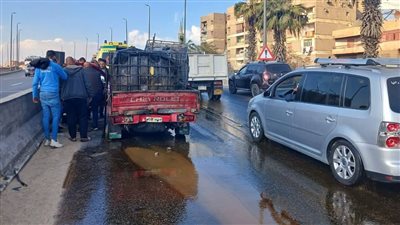 سقوط حمولة زيت على كوبري قويسنا بعد تصادم سيارتين.. وتحرك الجهات المعنية بالمنوفية| صور