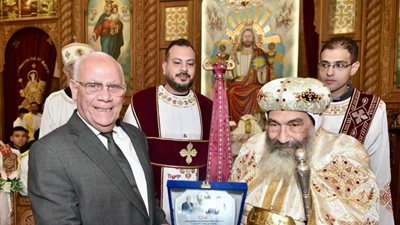 محافظ بورسعيد السابق ومستشاره يهنئان الأنبا تادرس بعيد الميلاد المجيد.. والكنيسة تستقبلهم بحفاوة| صور 