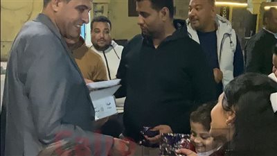 رئيس مدينة الأقصر يهنئ الأقباط ويوزع الحلوى احتفالًا بعيد الميلاد