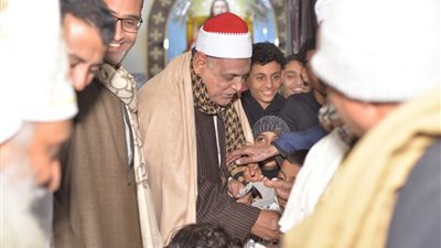 مصر الحلوة.. قارئ قرآن يوزع العيدية على الأطفال داخل كنيسة في قنا