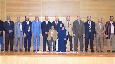 بتكلفة 15 مليون جنيه.. دعم 2500 طالب وطالبة بمعرض ملابس جاهزة في جامعة سوهاج