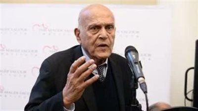 مجدي يعقوب: الذكاء الاصطناعي أداة قوية لكنه لن يحل محل الأطباء.. والعقل البشري ما زال متفوقًا