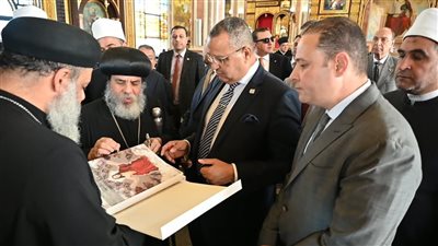 خلال زيارته لكنيسة السمائيين.. محافظ جنوب سيناء يهنئ الإخوة الأقباط بعيد الميلاد المجيد