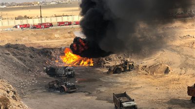 تفحم 4 سيارات و2 لودر.. ننشر صور عمليات إطفاء حريق خط بترول بالخانكة 