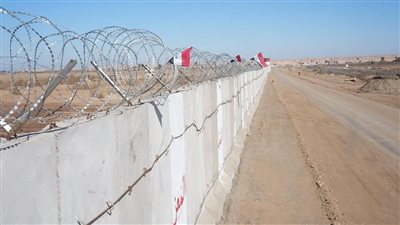 العراق يعلن إتمام بناء جدار بطول 400 كيلومتر على الحدود مع سوريا