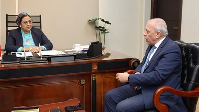 رئيس هيئة تنمية الصعيد لـ القومي للمرأة: توفير فرص عمل للنساء بمجمعات الصناعات الحرفية