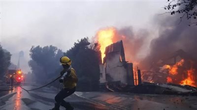 إجلاء عشرات الآلاف وانقطاع الكهرباء.. كواليس محاولات السيطرة على حرائق الغابات في لوس أنجلوس