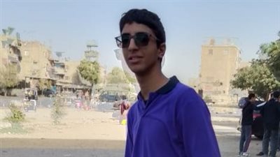 ضحى بنفسه لإنقاذ شقيقته.. سيارة طائشة تدهس شابًا في السلام