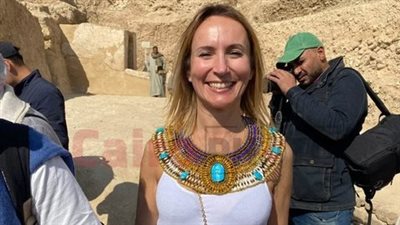 سائِحة إيطالية ترتدي الزي الفرعوني وتعبّر عن سعادتها بالكشف الأثري الجديد في الأقصر