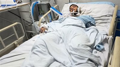 بين الحياة والموت.. سائق تريلا يدهس شابًا بمصر الجديدة