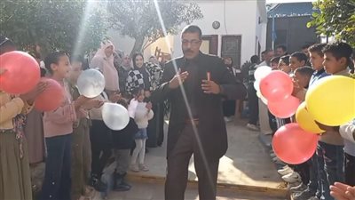 لبلوغه سن المعاش.. طلاب مدرسة كوم الفرج يفاجئون معلمًا بممر شرفي خلال تكريمه بالبحيرة| صور 