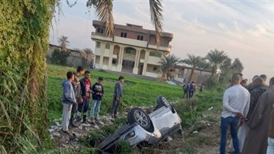 مصرع صغيرين وإصابة والدهما في حادث انقلاب سيارة ملاكي بمصرف كوتشنر بكفر الشيخ 