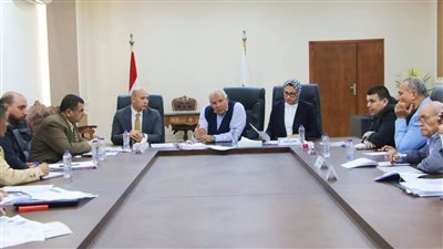 محافظ الوادي الجديد يبحث سبل استغلال أراضي هيئة التعمير