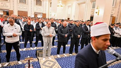 الرئيس السيسي يتفقد الأكاديمية العسكرية المصرية ويشارك الطلبة في صلاة الفجر | صور 