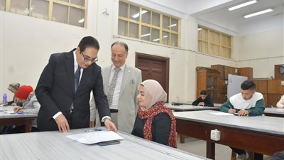 رئيس جامعة القاهرة يتفقد سير امتحانات منتصف العام بالكليات ومعاهدها| صور 
