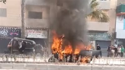 اندلاع النيران في توك توك وسط الشارع بالصف