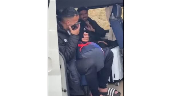 لحظة مغادرة لاعبي