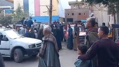 أسر ضحايا انهيار منزل بأسيوط يتسلمون 6 جثامين من الضحايا بالمشرحة | بث مباشر 