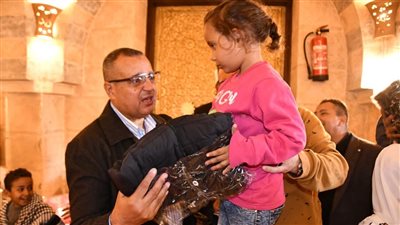 محافظ جنوب سيناء يدشن حملة دفء وطمأنينة لتوزيع بطاطين وملابس شتوية للمستحقين| صور 