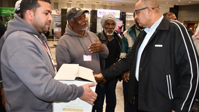 تقديرًا لجهودهم بأعياد الميلاد.. محافظ جنوب سيناء يوزع مواد غذائية وبطاطين للعمال بمطار شرم الشيخ 
