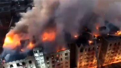 حريق هائل في مربع سكني بنيويورك.. ورجال الإطفاء يحاولون السيطرة على الوضع 