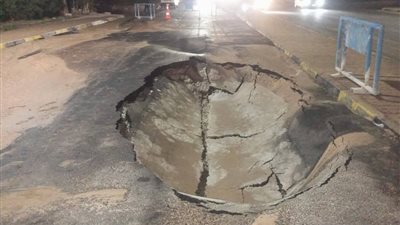 هبوط أرضي نتيجة كسر في خط مياه رئيسي بالغردقة | صور