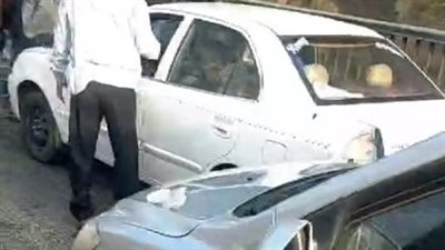 أدى لشلل مروري.. حادث تصادم بين 3 سيارات على محور 26 يوليو