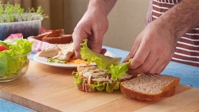 دراسة: علماء يكتشفون نظامًا غذائيًا يحمي الأمعاء من التسمم الغذائي